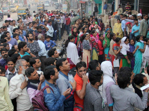 Old Woman dies in atm queue in Uttarpradesh Old Woman dies in atm queue in Uttarpradesh