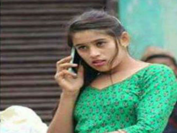 Forget Pakistani tea-seller, check out the beautiful ‘Tarkariwali’, vegetable seller girl in Nepal Forget Pakistani tea-seller, check out the beautiful ‘Tarkariwali’, vegetable seller girl in Nepal