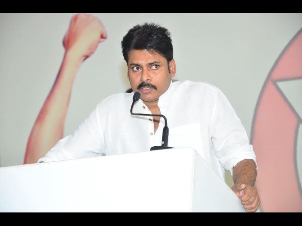 cinema star pawan kalyan exchange an old currency in bank cinema star pawan kalyan exchange an old currency in bank