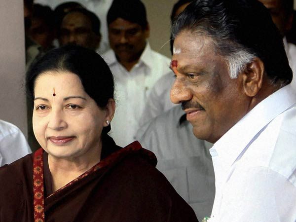 పన్నీరు సెల్వంను ఎదగనీయరు