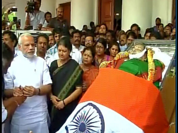 ప్రధాని మోడీ వద్ద కన్నీరు