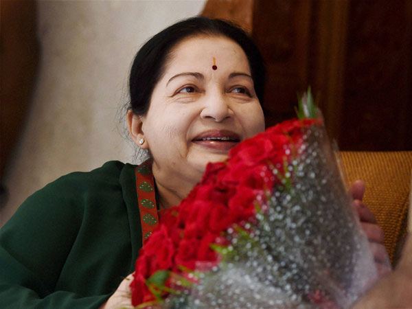 చూడగానే జయ నవ్వేవారు..