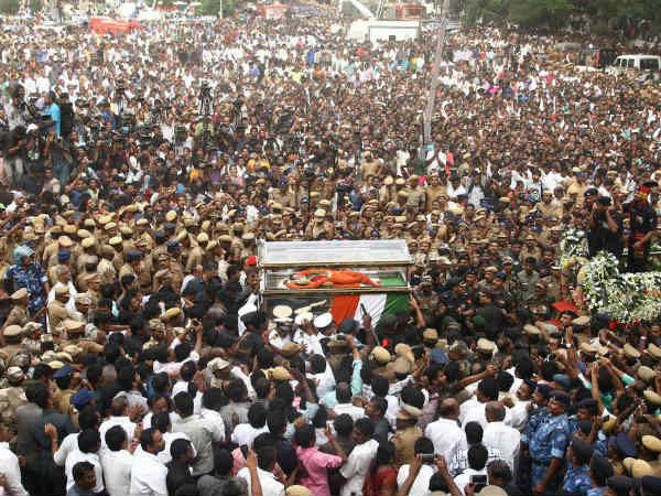 శశికళ వల్లే కుటుంబం దూరం