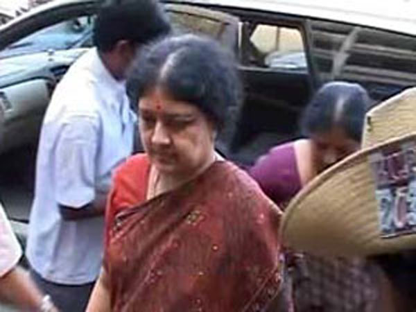 కలెక్టర్ ఇంట్లో ఆయాగా పనిచేసిన శశికళ