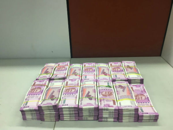25 lakh in two thousand rupee notes seized at mubai airport 25 lakh in two thousand rupee notes seized at mubai airport