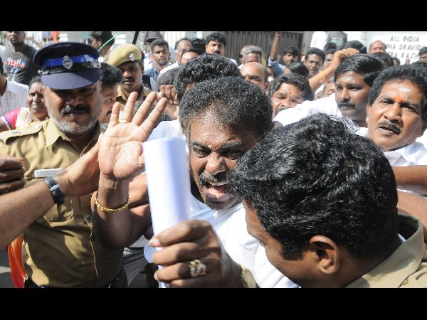నిన్నటి దాకా అంతర్గత పోరు..