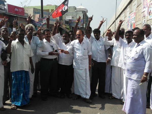 AIADMK workers protest against Sasikala. Our only grouse is that she did not allow anyone. AIADMK workers protest against Sasikala. Our only grouse is that she did not allow anyone.