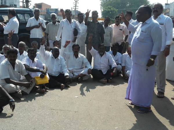 AIADMK workers protest against Sasikala. Our only grouse is that she did not allow anyone. AIADMK workers protest against Sasikala. Our only grouse is that she did not allow anyone.