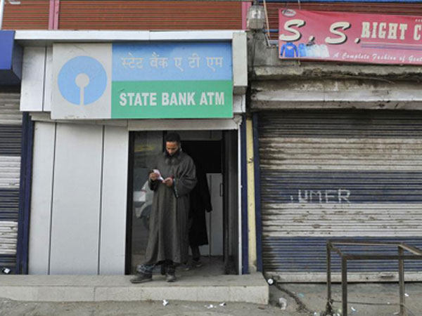 Long ATM queues not for them: ‘Moneyless’ Kashmir calm over note ban Long ATM queues not for them: ‘Moneyless’ Kashmir calm over note ban
