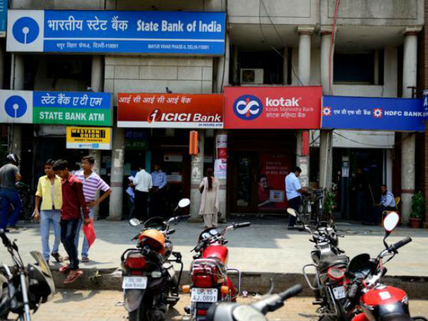 Born in bank, UP baby named Khazanchi (cashier) Nath Born in bank, UP baby named Khazanchi (cashier) Nath
