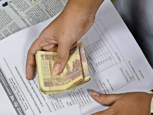 Deadline To Deposit Old Rs. 500 And Rs. 1,000 Notes Ends Today Deadline To Deposit Old Rs. 500 And Rs. 1,000 Notes Ends Today