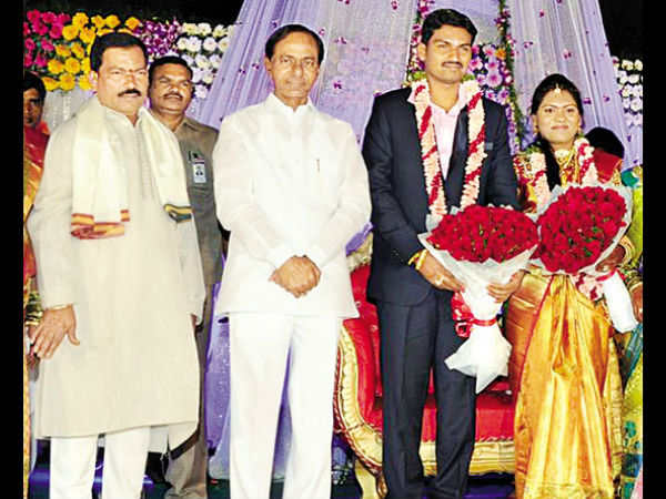 kcr attended his attendant's son marriage function kcr attended his attendant's son marriage function