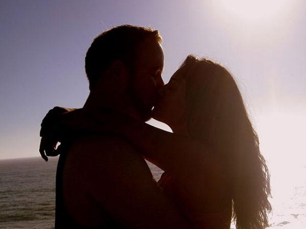 A youth kissed his girlfriend in her house A youth kissed his girlfriend in her house