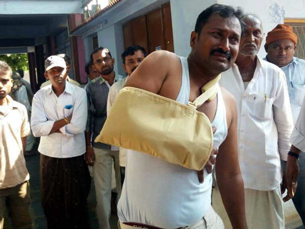 Demonetisation trouble: Police attack on a customer Demonetisation trouble: Police attack on a customer