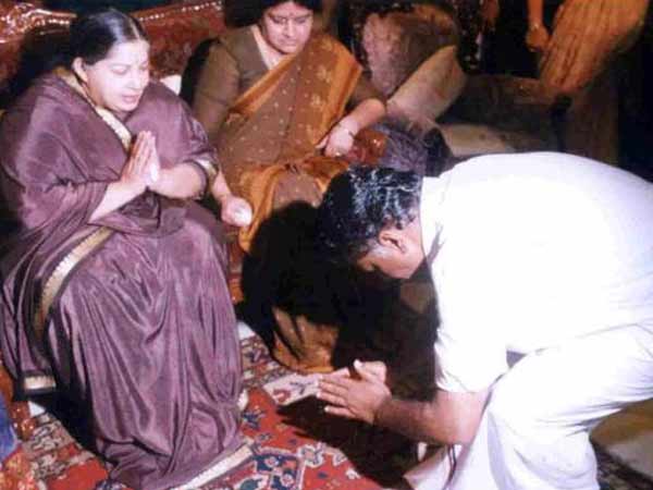 ఆప్షన్ లేకనే శశికళ