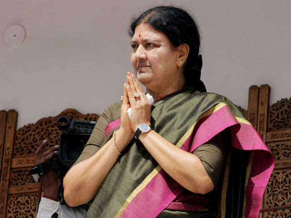 పార్టీపె పట్టు తర్వాత పాలనపై పట్టు సాగించేందుకు శశికళ పావులు
