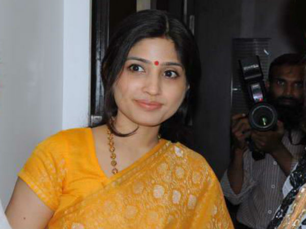 భర్త వెంటే నీడలా ఉన్న డింపుల్
