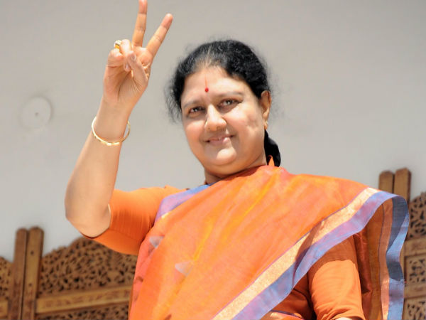 శశికళ వర్సెస్ పన్నీరు