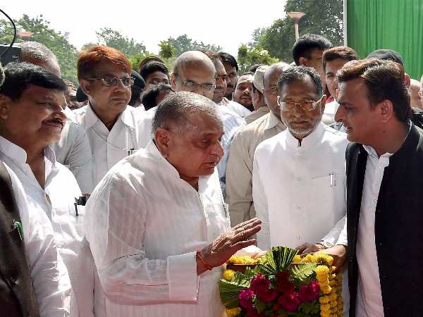 నామినేషన్ దాఖలు చేసి అఖిలేష్ పై విమర్శలు