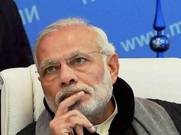 మోడీకి ఇసి షాక్: పెట్రోల్ బంకుల్లో ఫొటోలు కోడ్ ఉల్లంఘనే