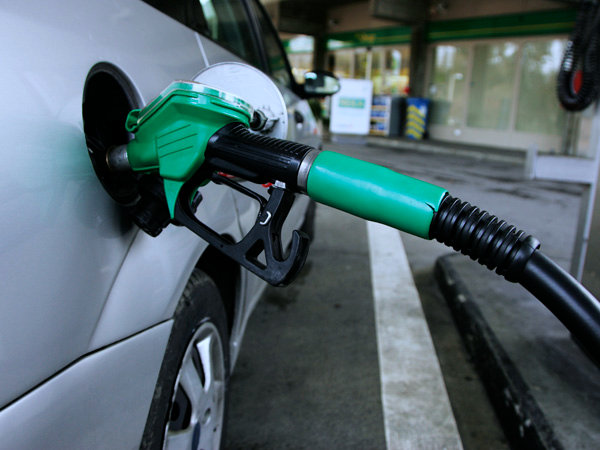 Petrol pumps to accept card payments for now, banks defer decision to charge transaction fee Petrol pumps to accept card payments for now, banks defer decision to charge transaction fee