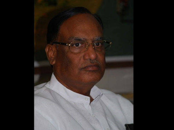 Shock to TRS: ZPTC join Congress in the presence of Jana Reddy and UTtam Shock to TRS: ZPTC join Congress in the presence of Jana Reddy and UTtam