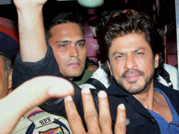 One dead, several injured during Raees promotion at Vadodara railway station One dead, several injured during Raees promotion at Vadodara railway station