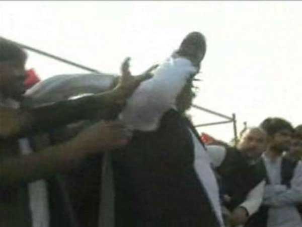 SP candidate hits himself with shoe, begs for vote SP candidate hits himself with shoe, begs for vote