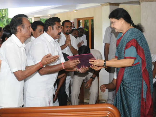బల నిరూపణకు శశికళ