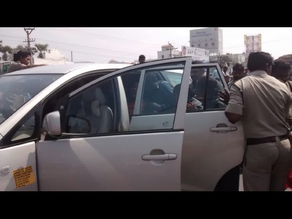 విమానాశ్రయంలో హడావుడి
