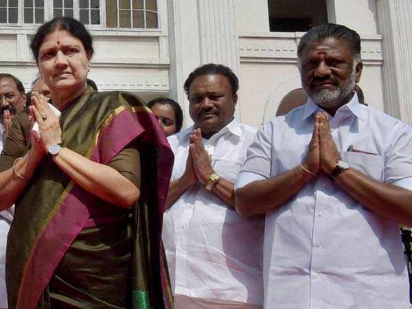వ్యూహ రచనలో పన్నీర్: