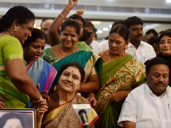 శశికళ మొసలి కన్నీరు