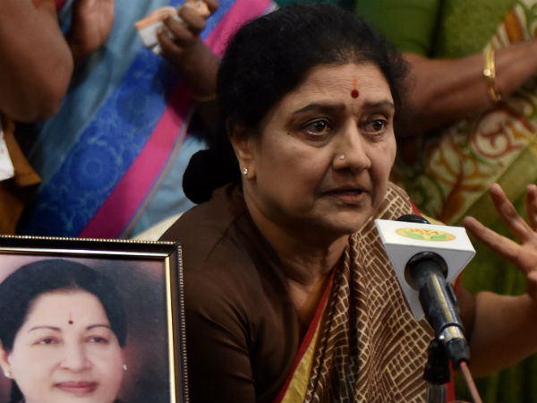 బలవంతంగా బందించారు
