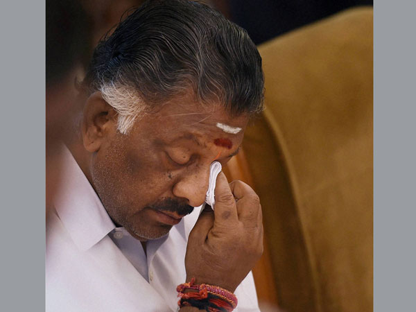 శశికళను టార్గెట్ చేసుకుని