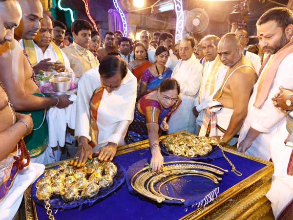 మొక్కులు చెల్లించుకున్నారు..