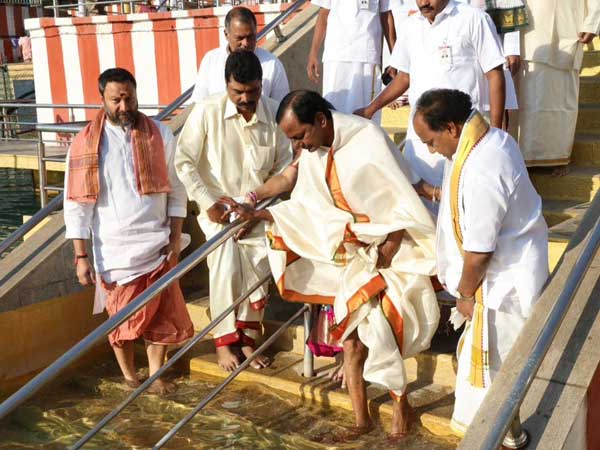 శ్రీవారు, అమ్మవార్లకు కానుకలు