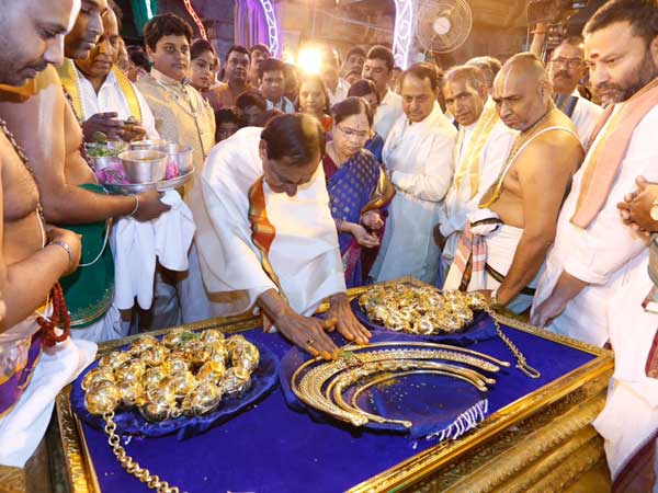 కేసీఆర్.. వరంగల్ భద్రకాళికి కూడా..