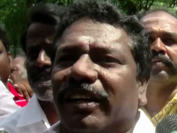 శశికళకు మద్దతు పలకడంతో ఆగ్రహం