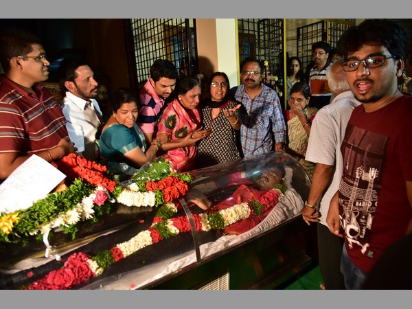 కాపాడేందుకు ఇద్దరు వచ్చారు