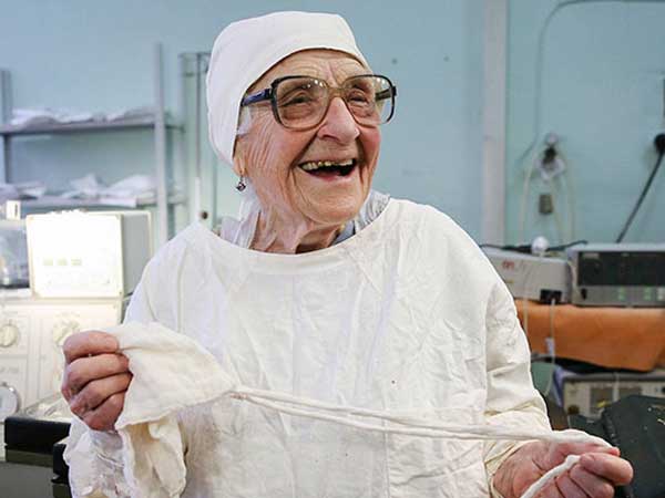 Meet The World’s Oldest Surgeon Who Is 89 Years Old And Still Performs 4 Operations A Day Meet The World’s Oldest Surgeon Who Is 89 Years Old And Still Performs 4 Operations A Day