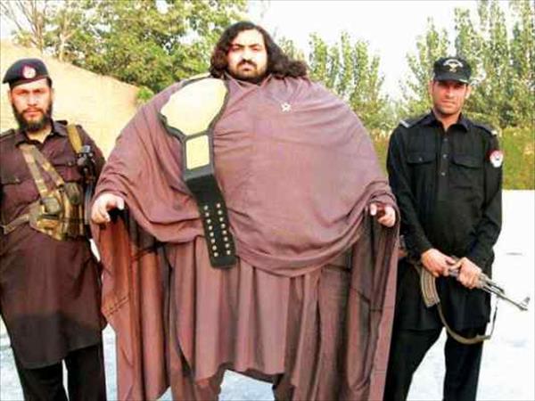 Pakistan’s Hulk’ of 435 kg stops a tractor with his bare hands Pakistan’s Hulk’ of 435 kg stops a tractor with his bare hands