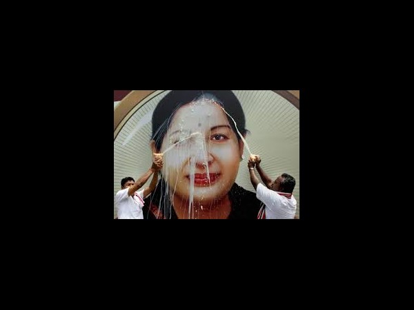 చిన్నమ్మ కావాలా కార్యకర్తలు కావాలా తేల్చుకోండి