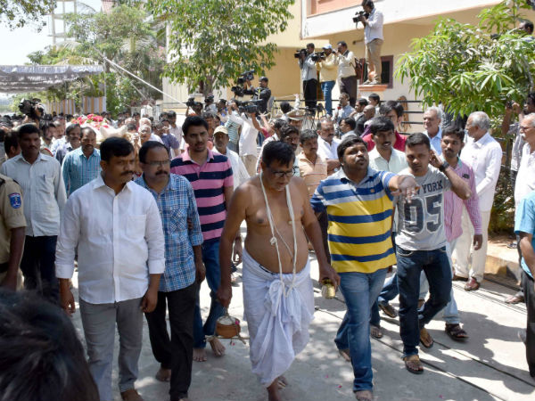 విమానంలో న్యూజెర్సీకి వెళ్ళాలని శవపేటికతో ఇండియాకు
