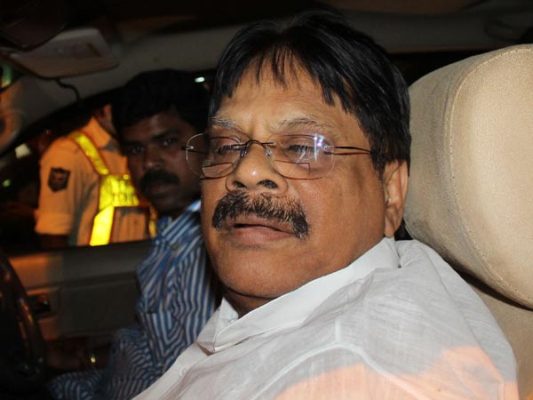 బాబాయ్ - అబ్బాయ్ల షాక్