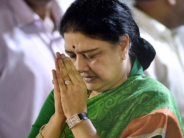 చిన్నమ్మ ప్లాన్ తో దూసుకుపోయారు