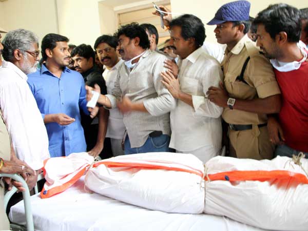 జగన్ లాక్కుంటే.. డాక్టర్ బతిమాలారు
