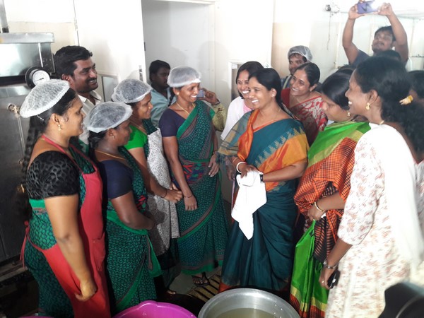 సిబ్బందితో..