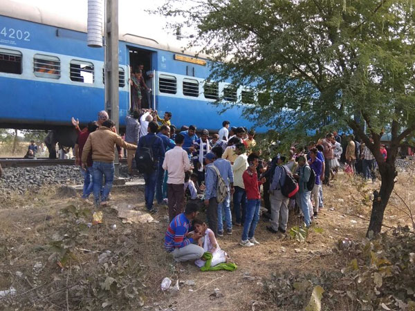 ఆ దేశ ద్రోహి శవం కూడా అవసరం లేదు