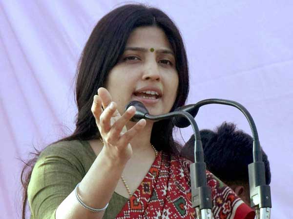 నెల రోజుల తర్వాత భార్యతో కలిసి అఖిలేష్ భోజనం
