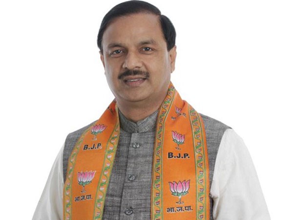 ఆరెస్సెస్ కు సన్నిహితుడిగా...